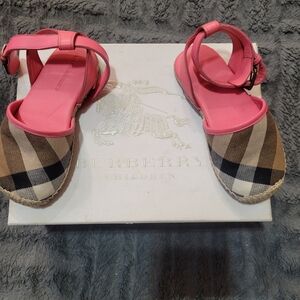 BURBERRY TODDLER SANDALS SIZE EURO 28. 💯 AUTHENTIC GREAT PRICE $$$ READY TO GO!
